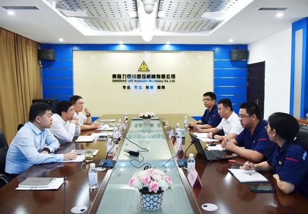 為高質(zhì)量發(fā)展賦能！青島高新區(qū)李天傳主任至力克川液壓調(diào)研2.jpg